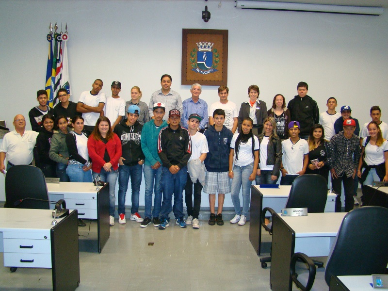 Alunos do 2o ano do ensino médio da Escola Profa. Sophia Gabriel visitam a Câmara Municipal